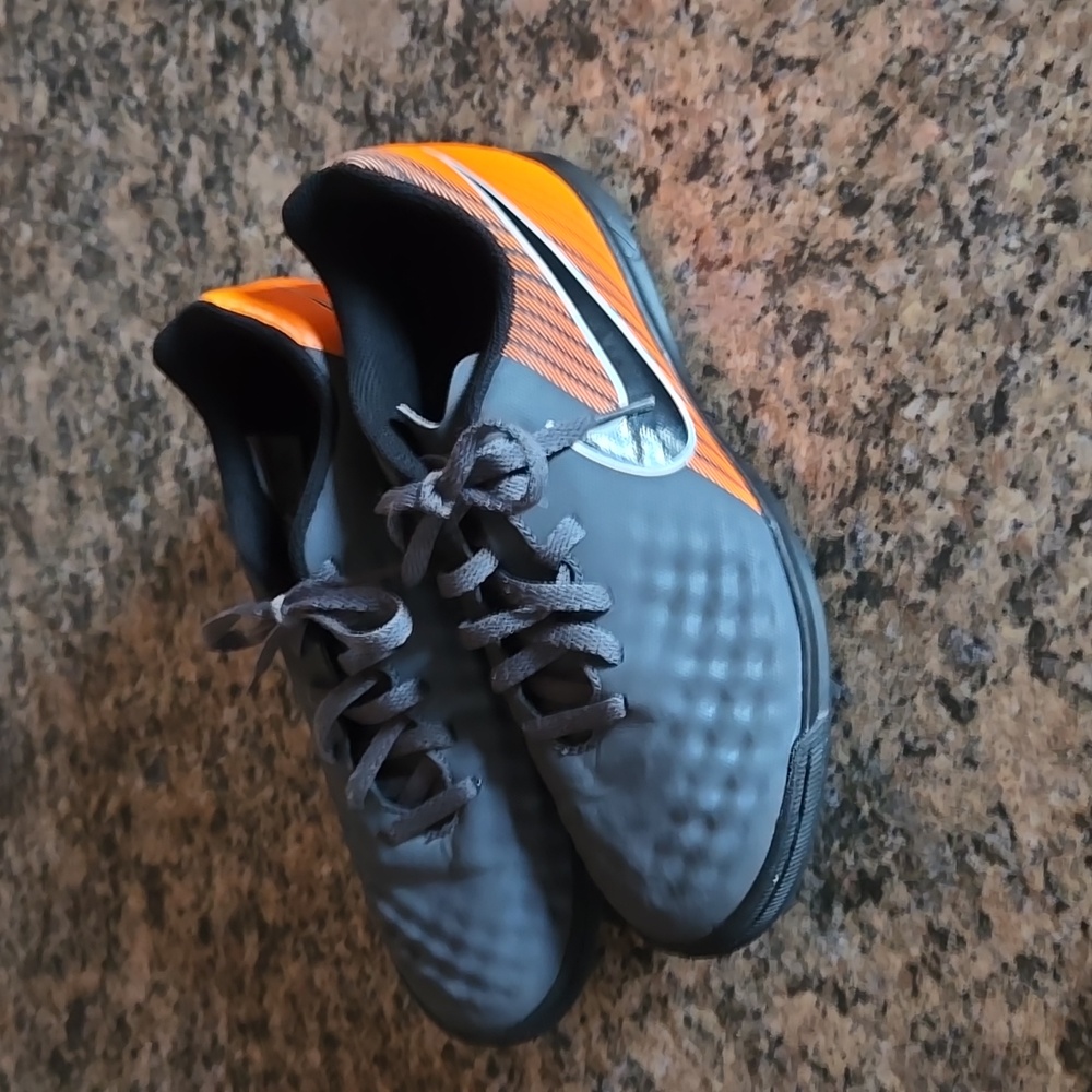 Nike Boys Soccer Cleats Size 4